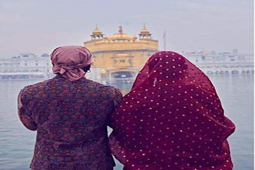 বেনারসি কাজ করা জামরঙা সালওয়ার কামিজ, সিঁথিতে জ্বলজ্বল করছে সিঁদুর, গা-ভর্তি সাবেকী কুন্দনের গয়না...প্রথম বিবাহবার্ষিকীতে এক্কেবারে সাবেকী সাজে ধরা দিলেন দীপিকা পাড়ুকোন। বেনারসি কাজ করা জামরঙা সালওয়ার কামিজ, সিঁথিতে জ্বলজ্বল করছে সিঁদুর, গা-ভর্তি সাবেকী কুন্দনের গয়না...প্রথম বিবাহবার্ষিকীতে এক্কেবারে সাবেকী সাজে ধরা দিলেন দীপিকা পাড়ুকোন।