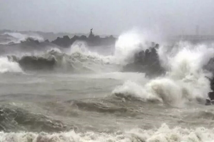 বুলবুলের জেরে হাওড়ায় ফেরি পরিষেবা বন্ধ রাখা হয়েছে। দিঘা, মন্দারমণি, বকখালিতে চূড়ান্ত সতর্কতা জারি করা হয়েছে। 