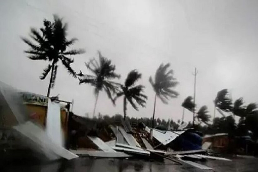 ঝড়ের দাপটে জেটি ভেঙে বিপত্তি ঘটে৷ নামখানায় দু’টি জেটি ভেঙে পড়ে৷ হাতানিয়া-দোয়ানিয়া নদীর জেটি ভেঙেছে৷  দু’টি জেটি ভেঙে জলের তলায় চলে গিয়েছে৷ গতকালের ঝড়ে ভেঙে পড়ে জেটি৷ নামখানা, কাকদ্বীপে তাণ্ডব বুলবুলের৷ ভেঙে পড়েছে বহু কাঁচাবাড়ি৷ একাধিক এলাকায় গাছ ভেঙেছে৷
