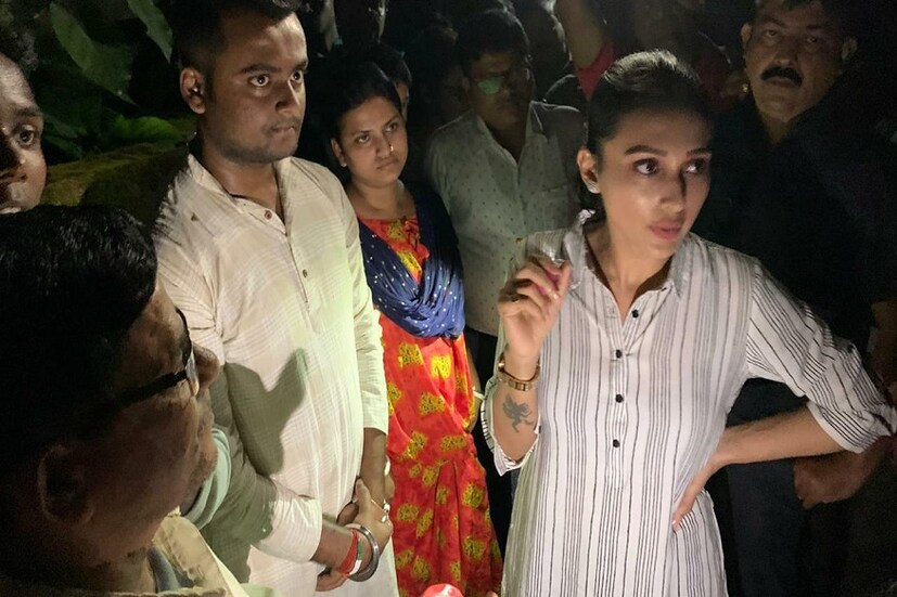 বুলবুলের তাণ্ডবে ক্ষতিগ্রস্ত উত্তর চব্বিশ পরগনার বসিরহাট মহকুমা। ক্ষয়ক্ষতির খবর পেয়ে বন্ধু নুসরতের কেন্দ্র বসিরহাটে হাজির যাদবপুরের তৃণমূল সাংসদ মিমি ৷ ক্ষতিগ্রস্থ এলাকায় ঘুরে দেখে বাসিন্দাদের সঙ্গে কথা বলেন তিনি ৷