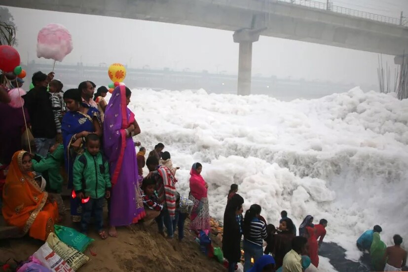 ছটপুজো উপলক্ষ্যে এখানে জনসমাগমও হয়েছিল প্রচুর ৷ পুণ্যার্থীরা এখানে স্নান সারেন, পাশাপাশি এই বিষাক্ত জলে বিষ আরও কয়েকগুণ বাড়িয়ে দেন পুজো সামগ্রী এই জলে বিসর্জন দিয়ে ৷ 