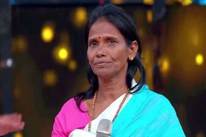 কখনও রিয়ালিটি শো, কখনও ফাংশন৷ রানু মন্ডলের গান একেবারে হিট! এছাড়াও দুর্গাপুজোযর জন্য গানও রেকর্ড করেছেন তিনি৷ যা পুজোয়ে শোনা গিয়েছিল৷ তবে আপাতত রানুর এই নতুন সাজেই মেতেছেন দর্শকরা... কখনও রিয়ালিটি শো, কখনও ফাংশন৷ রানু মন্ডলের গান একেবারে হিট! এছাড়াও দুর্গাপুজোযর জন্য গানও রেকর্ড করেছেন তিনি৷ যা পুজোয়ে শোনা গিয়েছিল৷ তবে আপাতত রানুর এই নতুন সাজেই মেতেছেন দর্শকরা...
