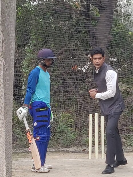 শুধু ভবানীপুরের অনুশীলনই নয়, বাংলা রঞ্জি প্রস্তুতি ম্যাচেও কিছুক্ষণের জন্য দেখতে যান লক্ষ্মীরতন শুক্লা। মন্ত্রী হলেও এখনও সময় পেলে ক্রিকেট মাঠে হাজির হয়ে যান বাংলার প্রাক্তন অধিনায়ক। Photo and Story: Eeron Roy Barman