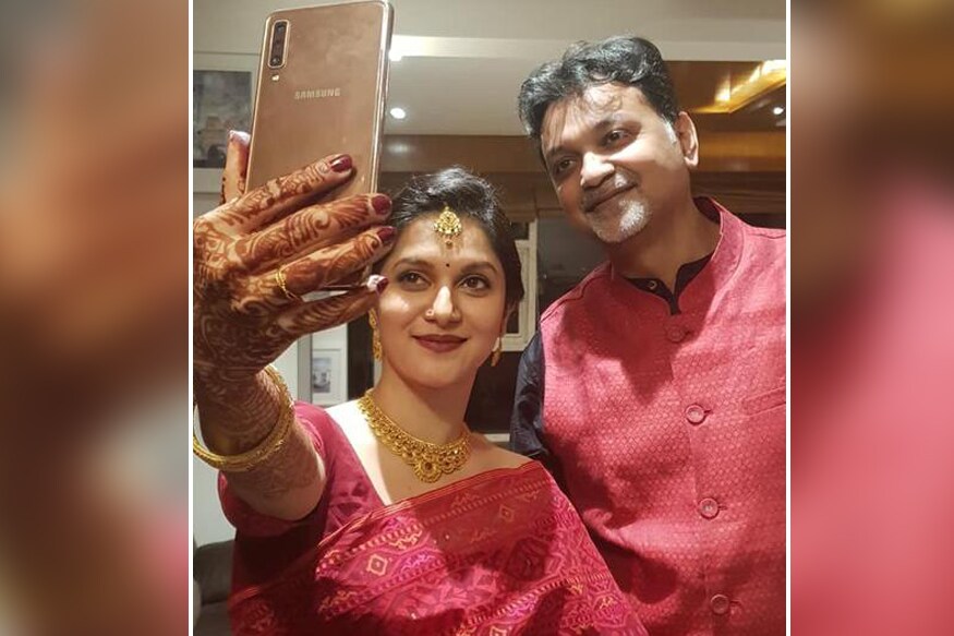 বছরখানেক প্রেম এবং তারপর বিয়ের সিদ্ধান্ত নিলেন দু’জনে৷ ৬ই ডিসেম্বর শুক্রবার কলকাতায় বসল বিয়ের আসর৷ সৃজিতকে বর হিসেবে দেখার ইচ্ছে তো ছিল অনেকের৷ তিনি কি মাথায় টোপর পরবেন? না হয় ধুতি পাঞ্জাবী? এমন প্রশ্ন তো ছিলই৷ তবে সৃজিতের সাজে ছিল আধুনিকতার সঙ্গে ঐতিহ্যের ছোঁয়া৷ বছরখানেক প্রেম এবং তারপর বিয়ের সিদ্ধান্ত নিলেন দু’জনে৷ ৬ই ডিসেম্বর শুক্রবার কলকাতায় বসল বিয়ের আসর৷ সৃজিতকে বর হিসেবে দেখার ইচ্ছে তো ছিল অনেকের৷ তিনি কি মাথায় টোপর পরবেন? না হয় ধুতি পাঞ্জাবী? এমন প্রশ্ন তো ছিলই৷ তবে সৃজিতের সাজে ছিল আধুনিকতার সঙ্গে ঐতিহ্যের ছোঁয়া৷