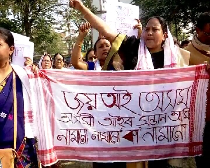 আন্দোলন বা লড়াইয়ে নেতৃত্বে অসমীয়া মহিলাদের এগিযে আসার কাহিনী নতুন কিছু নয় ৷ অসমের ইতিহাস সাক্ষী সেই কৃতিত্বের ৷ অসমের এই নারীরা সেই অহমিয়া যোদ্ধা মুলা গাবোরুর উত্তরাধিকারী, যিনি তুরবাক খানের আক্রমণকারী সেনাবাহিনীর বিরুদ্ধে সাহসিকতার সাথে লড়াই করেছিলেন। আন্দোলন বা লড়াইয়ে নেতৃত্বে অসমীয়া মহিলাদের এগিযে আসার কাহিনী নতুন কিছু নয় ৷ অসমের ইতিহাস সাক্ষী সেই কৃতিত্বের ৷ অসমের এই নারীরা সেই অহমিয়া যোদ্ধা মুলা গাবোরুর উত্তরাধিকারী, যিনি তুরবাক খানের আক্রমণকারী সেনাবাহিনীর বিরুদ্ধে সাহসিকতার সাথে লড়াই করেছিলেন।
