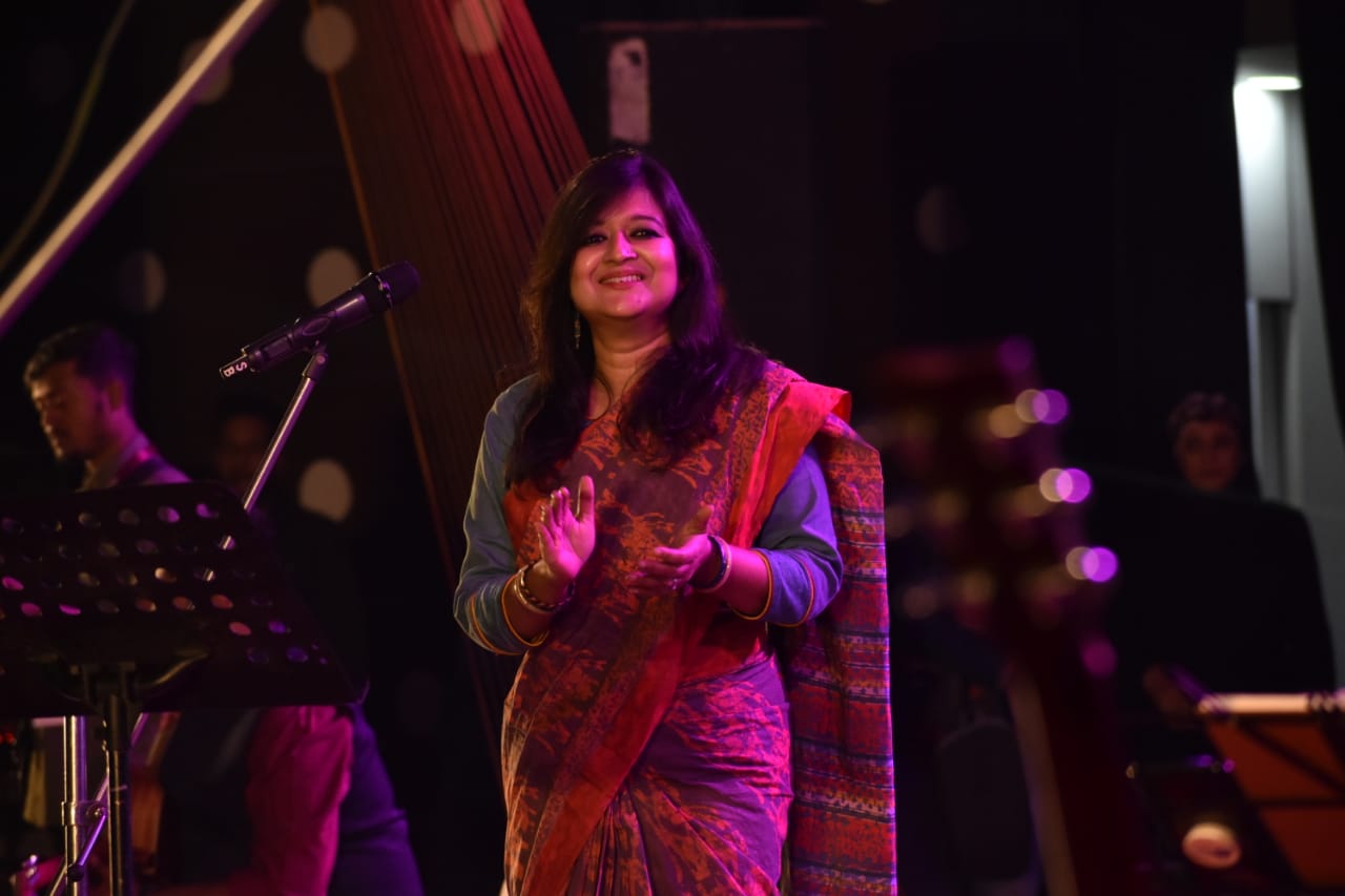 বছর শেষের সপ্তাহে উৎসবের মেজাজে বাংলার সঙ্গীত শিল্পীরা। রাতজাগা তারা সিজন ২ তে তারকাদের মেলা। খোশমেজাজে পাওয়া গেল সাহানা বাজপেয়ী কে। রবি ঠাকুরের তোমায় গান শোনাবো দিয়ে শুরু , তারপর সাহানার চেনা সুর সেই ছেলেটা থেকে প্রচলিত লোক সুর হয়ে লালনের মানুষ ভজলে গানে মুগ্ধ করলেন শিল্পী। বছর শেষের সপ্তাহে উৎসবের মেজাজে বাংলার সঙ্গীত শিল্পীরা। রাতজাগা তারা সিজন ২ তে তারকাদের মেলা। খোশমেজাজে পাওয়া গেল সাহানা বাজপেয়ী কে। রবি ঠাকুরের তোমায় গান শোনাবো দিয়ে শুরু , তারপর সাহানার চেনা সুর সেই ছেলেটা থেকে প্রচলিত লোক সুর হয়ে লালনের মানুষ ভজলে গানে মুগ্ধ করলেন শিল্পী।