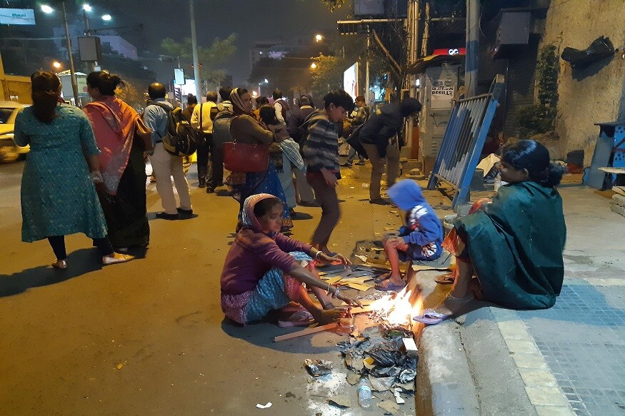 আর শীতের সকাল মানেই তো, ধোঁয়া ওঠা গরম চায়ে আয়েষি চুমুক। বালিগঞ্জের রাস্তার ধারে আগুন জ্বালিয়ে শীতের আমেজ উপভোগ করতে শুরু করেছে কলকাতাবাসী। আর শীতের সকাল মানেই তো, ধোঁয়া ওঠা গরম চায়ে আয়েষি চুমুক। বালিগঞ্জের রাস্তার ধারে আগুন জ্বালিয়ে শীতের আমেজ উপভোগ করতে শুরু করেছে কলকাতাবাসী।