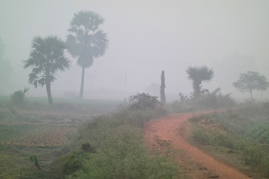 উত্তরবঙ্গে ঘন কুয়াশার সতর্কবার্তা। দৃশ্যমানতা ২০০মিটার এর কাছাকাছি নেমে আসার সতর্কতাঃ। উত্তরবঙ্গের প্রায় সব জেলাতেই ঘন কুয়াশার সম্ভাবনা। মেঘলা আকাশের কারণে শীতল দিন কোল্ড-ডের পরিস্থিতি উত্তরবঙ্গের বেশ কিছু এলাকায়। দার্জিলিং, আলিপুরদুয়ার, কোচবিহারে শীতল দিনের পরিস্থিতি । প্রতীকী ছবি ৷ উত্তরবঙ্গে ঘন কুয়াশার সতর্কবার্তা। দৃশ্যমানতা ২০০মিটার এর কাছাকাছি নেমে আসার সতর্কতাঃ। উত্তরবঙ্গের প্রায় সব জেলাতেই ঘন কুয়াশার সম্ভাবনা। মেঘলা আকাশের কারণে শীতল দিন কোল্ড-ডের পরিস্থিতি উত্তরবঙ্গের বেশ কিছু এলাকায়। দার্জিলিং, আলিপুরদুয়ার, কোচবিহারে শীতল দিনের পরিস্থিতি । প্রতীকী ছবি ৷