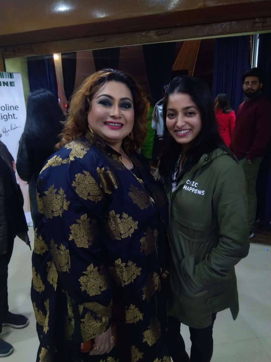 সঙ্গীত জীবনের ৩৫ বছরে পা দিয়েছেন সম্প্রতি। মিস জোজোর দাবি ৩৫ বছর ধরেই রাত জেগে গান শোনার অভ্যেস তৈরি না হলেও গান গাওয়ার অভ্যেস তৈরি হয়ে গিয়েছে। এক দিকে বন্ধুর বাড়িতে নিমন্ত্রণ, আবার অন্যদিকে রাত জাগা তারায় গান শোনার আকর্ষণ। দুটোই ম্যানেজ দিতে শেষ রাতে হাজির ইশা। জোজোর গান শেষ হতেই নিউজ ১৮ বাংলার জন্য হাসিমুখে পোজ দিলেন দুজনেই। সঙ্গীত জীবনের ৩৫ বছরে পা দিয়েছেন সম্প্রতি। মিস জোজোর দাবি ৩৫ বছর ধরেই রাত জেগে গান শোনার অভ্যেস তৈরি না হলেও গান গাওয়ার অভ্যেস তৈরি হয়ে গিয়েছে। এক দিকে বন্ধুর বাড়িতে নিমন্ত্রণ, আবার অন্যদিকে রাত জাগা তারায় গান শোনার আকর্ষণ। দুটোই ম্যানেজ দিতে শেষ রাতে হাজির ইশা। জোজোর গান শেষ হতেই নিউজ ১৮ বাংলার জন্য হাসিমুখে পোজ দিলেন দুজনেই।