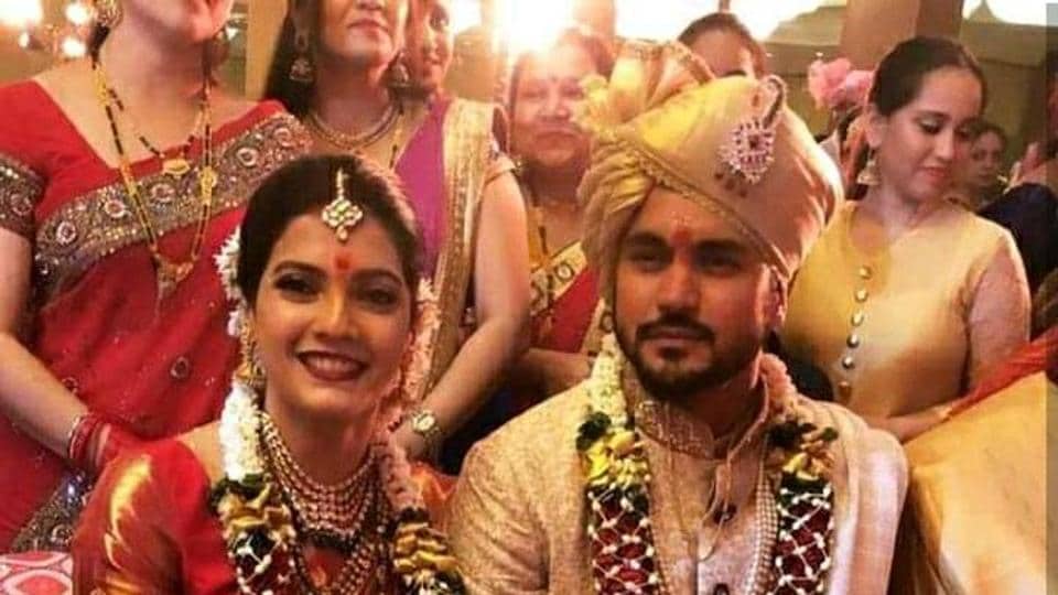 বিয়ের খবর অবশ্য রবিবার টুর্নামেন্ট জিতেই জানান মণীশ ৷ বিরাট-অনুষ্কার পর ফের আরও এক ক্রিকেটার-অভিনেত্রী সাতপাকে বাঁধা পড়লেন ৷ বিয়ের খবর অবশ্য রবিবার টুর্নামেন্ট জিতেই জানান মণীশ ৷ বিরাট-অনুষ্কার পর ফের আরও এক ক্রিকেটার-অভিনেত্রী সাতপাকে বাঁধা পড়লেন ৷