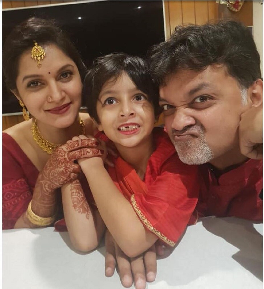 সৃজিত-মিথিলার সম্পর্ক নিয়ে ছিল নানা প্রশ্ন৷ বিভিন্ন সময় সৃজিতের সঙ্গে টলিউডের নায়িকাদের নাম জড়িয়েছে৷ তবে মিথিলার সঙ্গে টলিউডের কোনও সম্পর্ক ছিল না৷ তাই মিথিলার পরিচয় জানতে উৎসুখ ছিলেন অনেকে৷ বাংলাদেশের নামী মডেল, গায়িকা, অভিনেতা, সঞ্চালিকা মিথিলা। পলিটিক্যাল সায়েন্স নিয়ে ঢাকা বিশ্ববিদ্যালয় থেকে মাস্টার্স করেছেন মিথিলা। আর্লি চাইল্ড ডেভেলপমেন্ট নিয়েও ব্র্যাক বিশ্ববিদ্যালয় থেকেও মাস্টার্স করেছেন। সৃজিত-মিথিলার সম্পর্ক নিয়ে ছিল নানা প্রশ্ন৷ বিভিন্ন সময় সৃজিতের সঙ্গে টলিউডের নায়িকাদের নাম জড়িয়েছে৷ তবে মিথিলার সঙ্গে টলিউডের কোনও সম্পর্ক ছিল না৷ তাই মিথিলার পরিচয় জানতে উৎসুখ ছিলেন অনেকে৷ বাংলাদেশের নামী মডেল, গায়িকা, অভিনেতা, সঞ্চালিকা মিথিলা। পলিটিক্যাল সায়েন্স নিয়ে ঢাকা বিশ্ববিদ্যালয় থেকে মাস্টার্স করেছেন মিথিলা। আর্লি চাইল্ড ডেভেলপমেন্ট নিয়েও ব্র্যাক বিশ্ববিদ্যালয় থেকেও মাস্টার্স করেছেন।