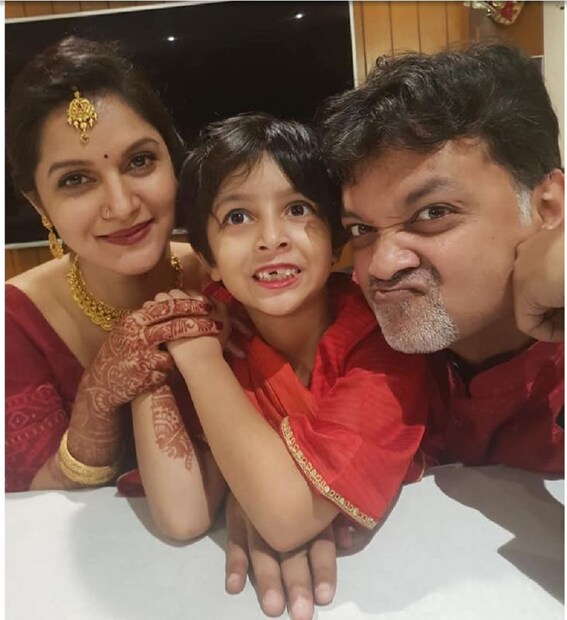 সৃজিত-মিথিলার সম্পর্ক নিয়ে ছিল নানা প্রশ্ন৷ বিভিন্ন সময় সৃজিতের সঙ্গে টলিউডের নায়িকাদের নাম জড়িয়েছে৷ তবে মিথিলার সঙ্গে টলিউডের কোনও সম্পর্ক ছিল না৷ তাই মিথিলার পরিচয় জানতে উৎসুখ ছিলেন অনেকে৷ বাংলাদেশের নামী মডেল, গায়িকা, অভিনেতা, সঞ্চালিকা মিথিলা। পলিটিক্যাল সায়েন্স নিয়ে ঢাকা বিশ্ববিদ্যালয় থেকে মাস্টার্স করেছেন মিথিলা। আর্লি চাইল্ড ডেভেলপমেন্ট নিয়েও ব্র্যাক বিশ্ববিদ্যালয় থেকেও মাস্টার্স করেছেন।