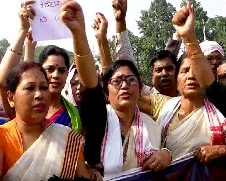 ১২ ডিসেম্বর পুলিশের গুলিতে আহত একজনের মৃত্যু হয়েছে অসমে। সিএএ বিক্ষোভে অসমে মোট ৭ জনের মৃত্যু হয়েছে৷ ট্রাকে আগুন ধরিয়ে দেওয়ায় দিন দু’য়েক আগে গুরুতর জখম হওয়া এক লরিচালকের মৃত্যু হয়েছে। শনিবারই অসমের শোনিতপুরে একটি তেলের ট্যাঙ্কারে আগুন জ্বালিয়ে দেয় প্রতিবাদকারীরা। দগ্ধ চালককে উদ্ধার করে পুলিশ হাসপাতালে নিয়ে গেলেও তাঁকে বাঁচানো যায়নি। ১২ ডিসেম্বর পুলিশের গুলিতে আহত একজনের মৃত্যু হয়েছে অসমে। সিএএ বিক্ষোভে অসমে মোট ৭ জনের মৃত্যু হয়েছে৷ ট্রাকে আগুন ধরিয়ে দেওয়ায় দিন দু’য়েক আগে গুরুতর জখম হওয়া এক লরিচালকের মৃত্যু হয়েছে। শনিবারই অসমের শোনিতপুরে একটি তেলের ট্যাঙ্কারে আগুন জ্বালিয়ে দেয় প্রতিবাদকারীরা। দগ্ধ চালককে উদ্ধার করে পুলিশ হাসপাতালে নিয়ে গেলেও তাঁকে বাঁচানো যায়নি।