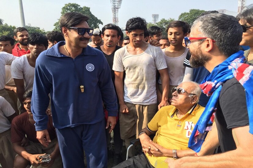 মোহামেডান মাঠে চলছে ময়দান ছবির শুটিং। সায়েদ আবদুল রহিমের ভূমিকায় অজয় দেবগন। পিকে বন্দ্যোপাধ্যায় আবদুল রহিমের কোচিং এ খেলেছেন। শুটিং সেটে অজয়ের সঙ্গে দেখা করলেন পিকে।