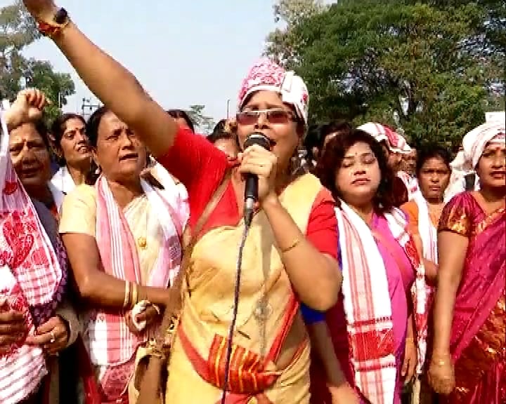ক্যাব আমাক নালাগে… নালাগে! নালাগে! অর্থাৎ, আমাদের ক্যাব চাই না। চাই না, চাই না। এখন একটাই স্লোগান এই নেত্রীদের মুখে ৷ ক্যাব আমাক নালাগে… নালাগে! নালাগে! অর্থাৎ, আমাদের ক্যাব চাই না। চাই না, চাই না। এখন একটাই স্লোগান এই নেত্রীদের মুখে ৷