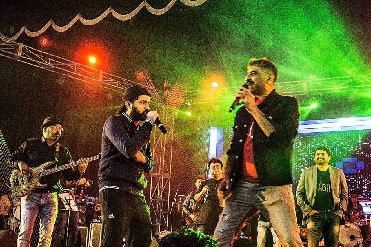 মঞ্চে ফ্রন্ট ম্যান শিলাজিৎ। সঙ্গে নবীন শিল্পী কিঞ্জল। যোগ্য সংগতে সিধু ও উপল। চার মূর্তি র চমকদার পারফরম্যান্স ভোর রাতে। মঞ্চে ফ্রন্ট ম্যান শিলাজিৎ। সঙ্গে নবীন শিল্পী কিঞ্জল। যোগ্য সংগতে সিধু ও উপল। চার মূর্তি র চমকদার পারফরম্যান্স ভোর রাতে।