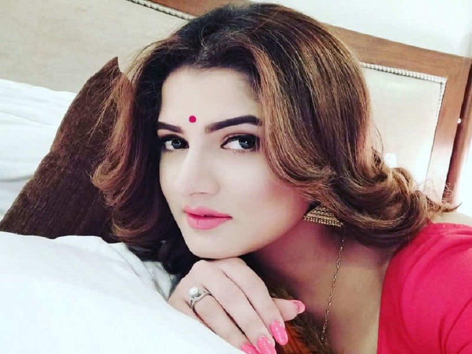 বিয়ের কিছুদিনের মাথাতেই এ কী শুরু করলেন নায়িকা ? বয়সে ছোট নায়কের সঙ্গে মাতলেন 'বিয়ে বিয়ে খেলা'-য় ? নিশ্চয়ই এতক্ষণে কপালে বেশ কয়েকটা ভাঁজ পড়তে শুরু করেছে ? বিয়ের কিছুদিনের মাথাতেই এ কী শুরু করলেন নায়িকা ? বয়সে ছোট নায়কের সঙ্গে মাতলেন 'বিয়ে বিয়ে খেলা'-য় ? নিশ্চয়ই এতক্ষণে কপালে বেশ কয়েকটা ভাঁজ পড়তে শুরু করেছে ?