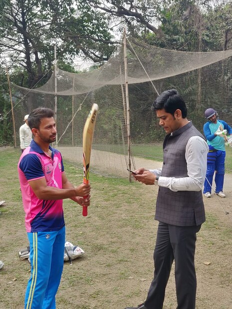  দ্বিতীয় ডিভিশন ক্লাব সালকিয়া ফ্রেন্ডসের হয়ে খেলেছেন ময়দানের খোলা মাঠে। কাজের চাপ বাড়ায় শেষ মরশুমে সেভাবে আর মাঠে নামা হয়নি। তবে সুযোগ পেলে হাওড়ায় নিজের অ্যাকাডেমিতে জুনিয়র ক্রিকেটারদের সঙ্গে   মাঝেমধ্যে খেলতে দেখা যাবে প্রাক্তন এই ভারতীয় ক্রিকেটারকে। Photo and Story: Eeron Roy Barman
