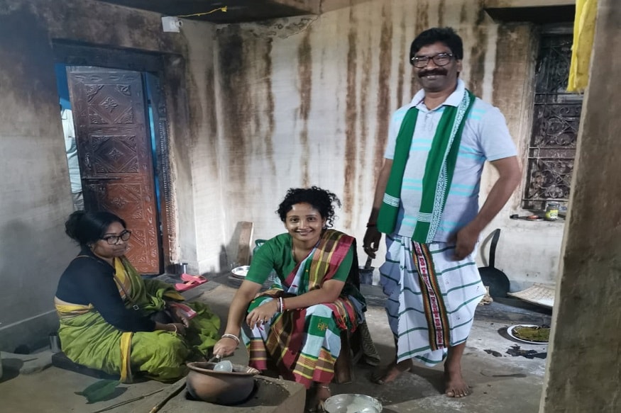 মুখ্যমন্ত্রী হওয়ার আগে তিনি উপমুখ্যমন্ত্রীও ছিলেন তিনি ৷ রাজ্য মদ বন্ধের ক্ষেত্রে জোরালো দাবিদার তিনি ৷ অর্জুন মুন্ডা যখন মুখ্যমন্ত্রী ছিলেন তখন তিনি ছিলেন উপমুখ্যমন্ত্রী ৷ বাবা শিবু সোরেন যেভাবে লোকজনের সঙ্গে সরাসরি সম্পর্ক রাখেন ঠিক তেমনিই হেমন্ত সোরেনও সেভাবেই কাজ করেন ৷ আদিবাসীরা মদের নেশায় জীবন কাটিয়ে সমস্ত কিছু নষ্ট করে ফেলে, এই বিষয়টিকে পরিবর্তিত করে রাজ্যের অর্থনীতিতে এদের সক্রিয়ভাবে কাজে লাগাতে চান হেমন্ত সোরেন ৷ মুখ্যমন্ত্রী হওয়ার আগে তিনি উপমুখ্যমন্ত্রীও ছিলেন তিনি ৷ রাজ্য মদ বন্ধের ক্ষেত্রে জোরালো দাবিদার তিনি ৷ অর্জুন মুন্ডা যখন মুখ্যমন্ত্রী ছিলেন তখন তিনি ছিলেন উপমুখ্যমন্ত্রী ৷ বাবা শিবু সোরেন যেভাবে লোকজনের সঙ্গে সরাসরি সম্পর্ক রাখেন ঠিক তেমনিই হেমন্ত সোরেনও সেভাবেই কাজ করেন ৷ আদিবাসীরা মদের নেশায় জীবন কাটিয়ে সমস্ত কিছু নষ্ট করে ফেলে, এই বিষয়টিকে পরিবর্তিত করে রাজ্যের অর্থনীতিতে এদের সক্রিয়ভাবে কাজে লাগাতে চান হেমন্ত সোরেন ৷