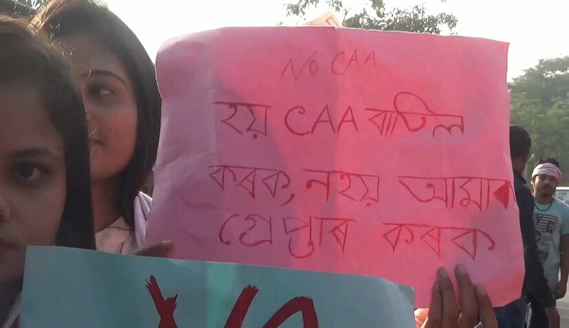 অসমের অর্থমন্ত্রী হিমন্ত বিশ্বশর্মা জানিয়েছেন, স্বাভাবিক পরিস্থিতি ধীরে ধীরে অসমে ফিরছে৷  রাজ্য পুলিশ ১৩৬টি মামলা দায়ের করেছে ও ১৯০ জনকে গ্রেফতার করেছে৷'
