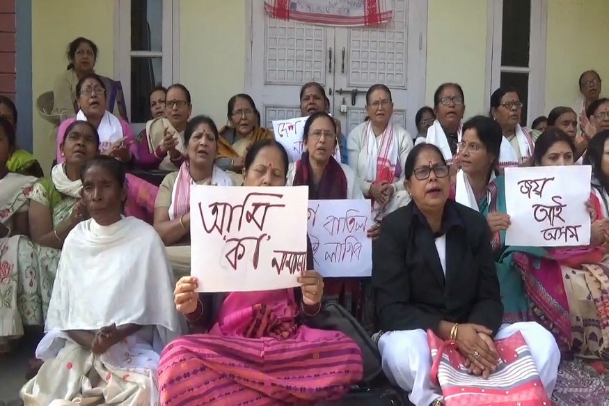 হয় সংশোধিত নাগরিকত্ব আইন প্রত্যাহার করুন, না হলে আমাদের গ্রেফতার করুন, অসমে সিএএ বিক্ষোভকারীরা গান্ধির সত্যাগ্রহ-এর পথ বেছে নিল ৷ এই সত্যাগ্রহকে নেতৃত্ব দিচ্ছে অল অসম স্টুডেন্ট ইউনিয়ন বা আসু (AASU)৷ অহিংসার পথেই আন্দোলন চলবে এ বার ৷ আর এই আন্দোলনের নেতৃত্বে নারীশক্তি ৷ হয় সংশোধিত নাগরিকত্ব আইন প্রত্যাহার করুন, না হলে আমাদের গ্রেফতার করুন, অসমে সিএএ বিক্ষোভকারীরা গান্ধির সত্যাগ্রহ-এর পথ বেছে নিল ৷ এই সত্যাগ্রহকে নেতৃত্ব দিচ্ছে অল অসম স্টুডেন্ট ইউনিয়ন বা আসু (AASU)৷ অহিংসার পথেই আন্দোলন চলবে এ বার ৷ আর এই আন্দোলনের নেতৃত্বে নারীশক্তি ৷