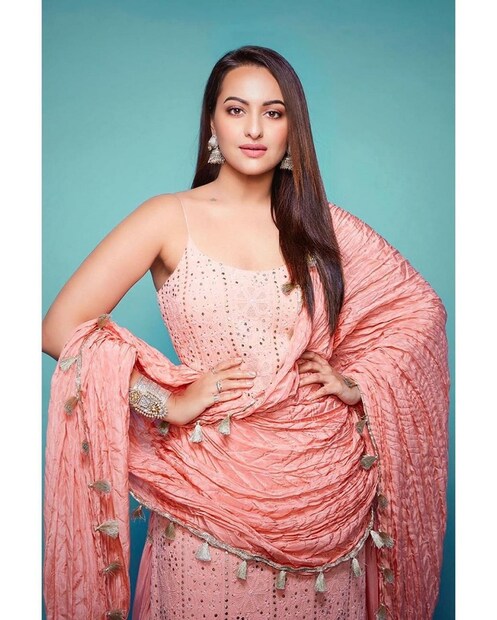 &quot;দাবাং থ্রি&quot;-তে সল্লু ভাইয়ের সঙ্গে সোনাক্ষিকে কতটা মানাবে, তা নিয়ে কোনও প্রশ্ন নেই।  photo source Instagram