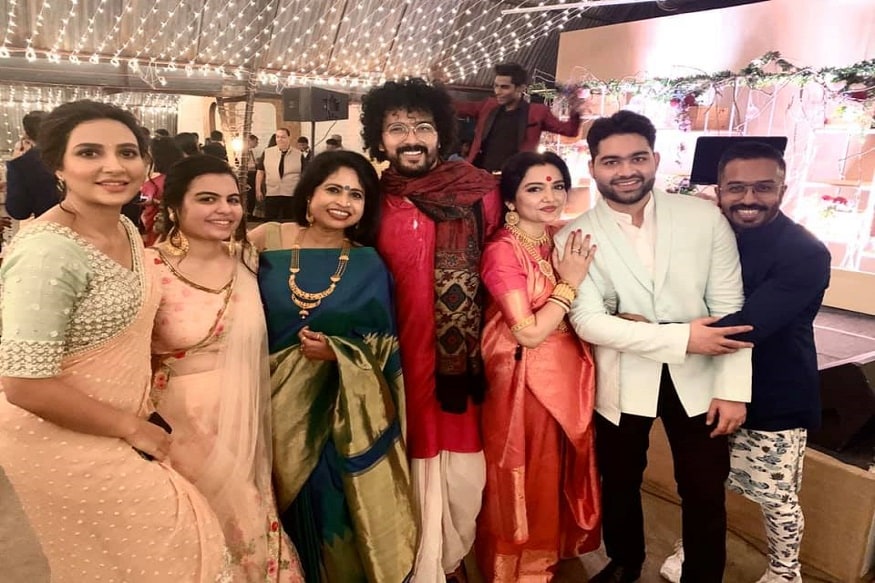 জুনের সব বন্ধুরা উপস্থিত ছিলেন এই বিশেষ দিনে৷ জুনের পাশে রয়েছেন তার ছেলে শিবেন্দ্র৷ Photo Courtesy: Facebook জুনের সব বন্ধুরা উপস্থিত ছিলেন এই বিশেষ দিনে৷ জুনের পাশে রয়েছেন তার ছেলে শিবেন্দ্র৷ Photo Courtesy: Facebook