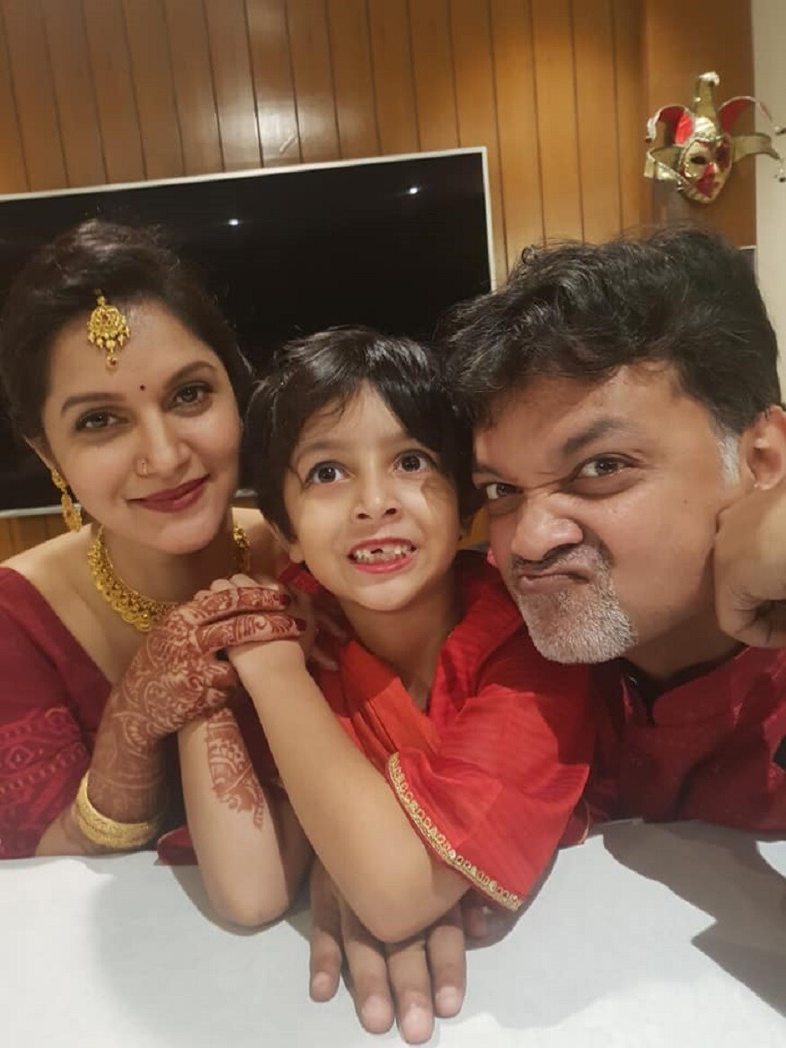 মিথিলার আগে পক্ষের মেয়ে রয়েছে৷ তার সঙ্গে সৃজিতের সম্পর্ক বেশ মধুর৷ বিয়ের দিন তাকে পাশে বসিয়ে ছবি তোলে সৃজিত নিজেই৷ Photo Courtesy: Facebook মিথিলার আগে পক্ষের মেয়ে রয়েছে৷ তার সঙ্গে সৃজিতের সম্পর্ক বেশ মধুর৷ বিয়ের দিন তাকে পাশে বসিয়ে ছবি তোলে সৃজিত নিজেই৷ Photo Courtesy: Facebook