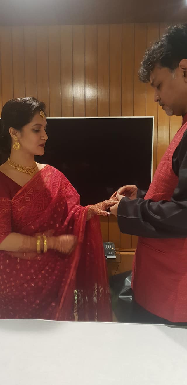 তবে সম্প্রতি সৃজিত ট্যুইটারে পোস্ট করেছেন বিমান থেকে জানলার বাইরের একটি ছবি ৷ ছবিতে দেখা যাচ্ছে বরফ ঘেরা পাহাড় চূড়া ৷ তবে সম্প্রতি সৃজিত ট্যুইটারে পোস্ট করেছেন বিমান থেকে জানলার বাইরের একটি ছবি ৷ ছবিতে দেখা যাচ্ছে বরফ ঘেরা পাহাড় চূড়া ৷