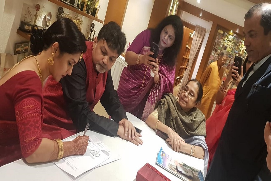 টলিউডে সৃজিতের প্রেম নিয়ে গসিপ তো কম হয়নি৷ অনেক নায়িকার সঙ্গে তার লিঙ্ক আপ তৈরি হয়েছিল৷ তবে শেষ পর্যন্ত মিথিলাতে মন মজে যায় পরিচালকের৷ Photo Courtesy: Facebook টলিউডে সৃজিতের প্রেম নিয়ে গসিপ তো কম হয়নি৷ অনেক নায়িকার সঙ্গে তার লিঙ্ক আপ তৈরি হয়েছিল৷ তবে শেষ পর্যন্ত মিথিলাতে মন মজে যায় পরিচালকের৷ Photo Courtesy: Facebook