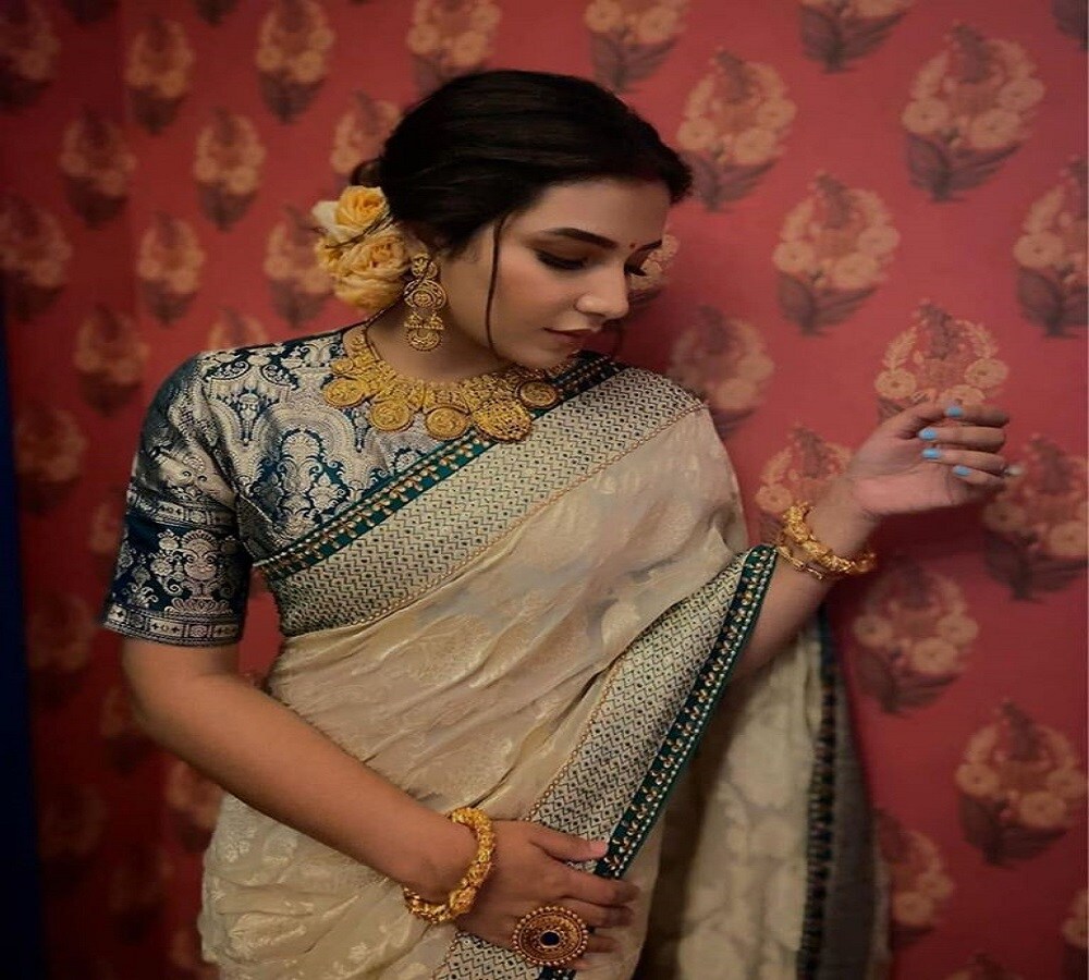 তাঁর কাব্যময়তার কারণ না জানলেও এটুকু বলা যেতেই পারে হয়ত তিনি কোনও বন্ধুবান্ধব বা প্রিয়জন অথবা রাজ চক্রবর্তী সম্পর্কে ভেবে থাকবেন ৷ কার জন্য এই ছড়াবন্ধ একমাত্র তিনিই বলতে পারবেন ৷ ছবি সৌজন্যে শুভশ্রী গঙ্গোপাধ্যায়ের ফেসবুক পেজ ৷ তাঁর কাব্যময়তার কারণ না জানলেও এটুকু বলা যেতেই পারে হয়ত তিনি কোনও বন্ধুবান্ধব বা প্রিয়জন অথবা রাজ চক্রবর্তী সম্পর্কে ভেবে থাকবেন ৷ কার জন্য এই ছড়াবন্ধ একমাত্র তিনিই বলতে পারবেন ৷ ছবি সৌজন্যে শুভশ্রী গঙ্গোপাধ্যায়ের ফেসবুক পেজ ৷