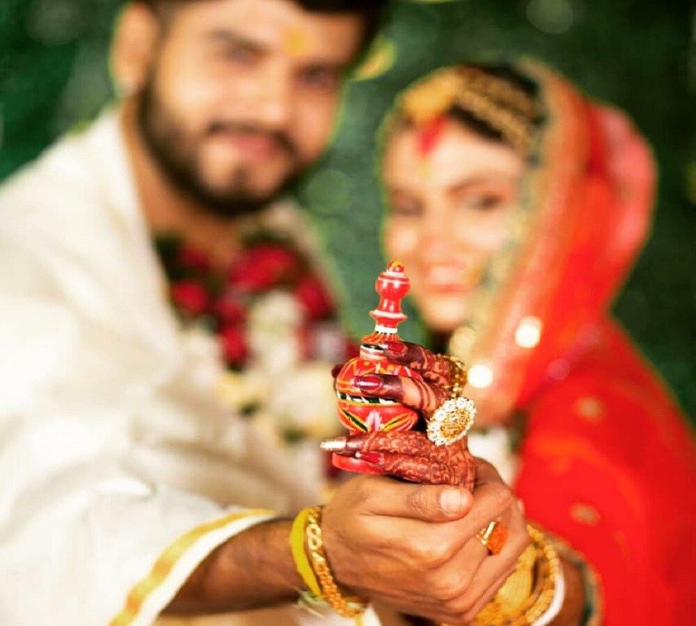 তাঁর গায়ে হলুদ থেকে পাকাদেখার ছবির ইতিমধ্যেই সোশ্যাল মিডিয়ায় ব্যাপক সাড়া ফেলেছে ৷ গত ১২ ডিসেম্বর প্রিয়ম ও শুভজিতের চার হাত এক হয়েছে ৷ ছবি সৌজন্যে প্রিয়মের ফেসবুক পেজ ৷ তাঁর গায়ে হলুদ থেকে পাকাদেখার ছবির ইতিমধ্যেই সোশ্যাল মিডিয়ায় ব্যাপক সাড়া ফেলেছে ৷ গত ১২ ডিসেম্বর প্রিয়ম ও শুভজিতের চার হাত এক হয়েছে ৷ ছবি সৌজন্যে প্রিয়মের ফেসবুক পেজ ৷