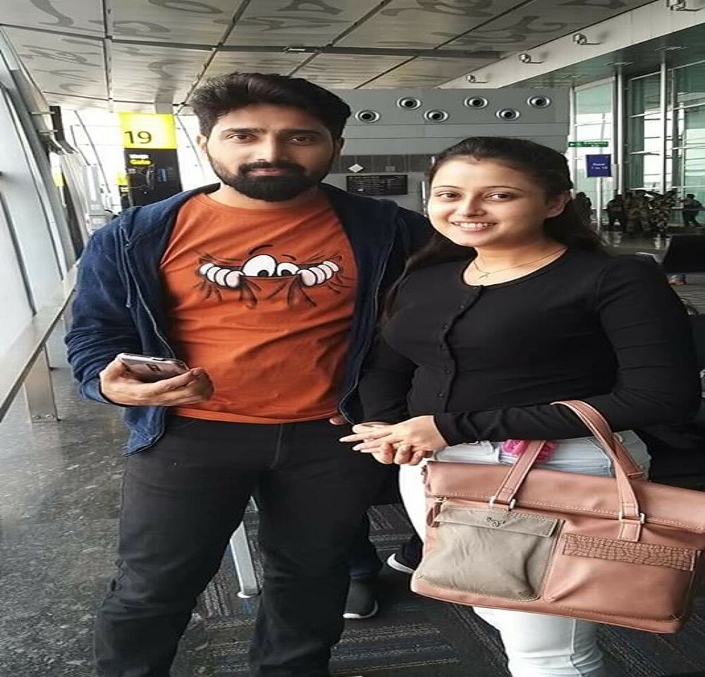 ধারাবাহিকের কেন্দ্রীয় চরিত্র বিশ্বজিৎ ও পল্লবী ওরফে পরম ও জবা ৷ কিছুদিন আগেই জলপাইগুড়ি গিয়েছিলেন ৷ হয়ত কোনও তাঁরা গিয়েছিলেন সেখানে শ্যুটিং-এর কাজে ! ছবি সৌজন্যে পল্লবী শর্মার ফেসবুক পেজ ৷ ধারাবাহিকের কেন্দ্রীয় চরিত্র বিশ্বজিৎ ও পল্লবী ওরফে পরম ও জবা ৷ কিছুদিন আগেই জলপাইগুড়ি গিয়েছিলেন ৷ হয়ত কোনও তাঁরা গিয়েছিলেন সেখানে শ্যুটিং-এর কাজে ! ছবি সৌজন্যে পল্লবী শর্মার ফেসবুক পেজ ৷