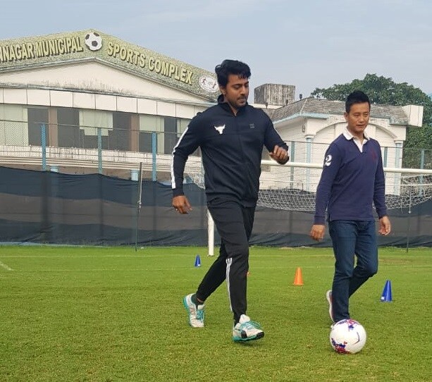 সুপারস্টারের সঙ্গে একফ্রেমে ফুটবল আইকন। ছুটির সকালে শহর সাক্ষী থাকল ফ্রেমে বাঁধানো কিছু সোনার মুহূর্তের। Photo- Paradip Ghosh সুপারস্টারের সঙ্গে একফ্রেমে ফুটবল আইকন। ছুটির সকালে শহর সাক্ষী থাকল ফ্রেমে বাঁধানো কিছু সোনার মুহূর্তের। Photo- Paradip Ghosh