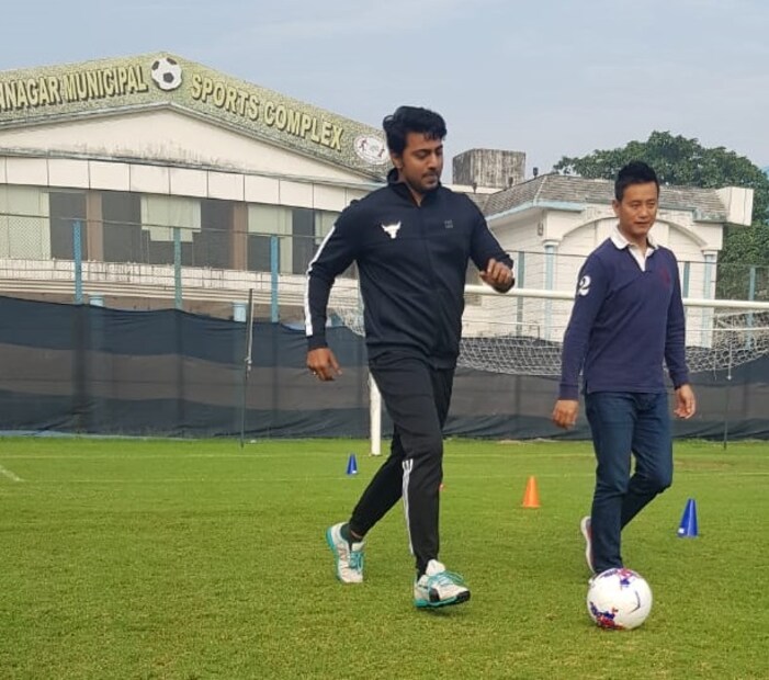 সুপারস্টারের সঙ্গে একফ্রেমে ফুটবল আইকন। ছুটির সকালে শহর সাক্ষি থাকল ফ্রেমে বাঁধানো কিছু সোনার মুহূর্তের। Photo- Paradip Ghosh
