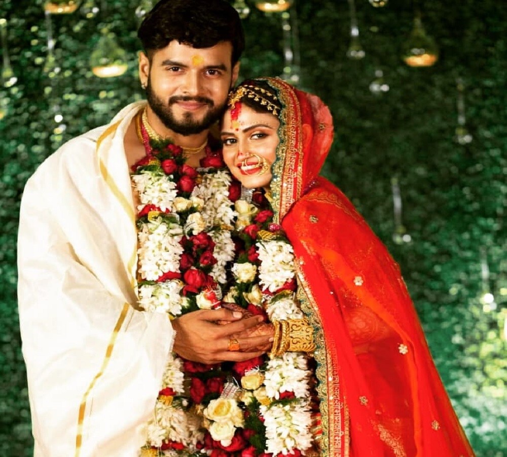 কাজ করতে করতেই প্রিয়মের সঙ্গে আলাপ শুভজিতের ৷ তারপরে যা হওয়ার তাই হয়েছে ৷ ভাললাগার বন্ধুত্ব ভালবাসায় পরিণত হয়েছে ৷ অবশেষ শুভপরিণয় হয়েছে তাঁদের ৷ ছবি সৌজন্যে প্রিয়মের ফেসবুক পেজ ৷ কাজ করতে করতেই প্রিয়মের সঙ্গে আলাপ শুভজিতের ৷ তারপরে যা হওয়ার তাই হয়েছে ৷ ভাললাগার বন্ধুত্ব ভালবাসায় পরিণত হয়েছে ৷ অবশেষ শুভপরিণয় হয়েছে তাঁদের ৷ ছবি সৌজন্যে প্রিয়মের ফেসবুক পেজ ৷