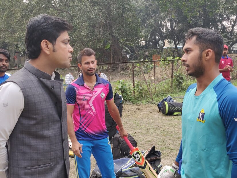 ক্রীড়া দফতরের কাজের সঙ্গে দলের দায়িত্ব সামলে ক্রিকেটের টানে পৌঁছে যান ময়দানে। মন্ত্রী হওয়ার পরেও সিএবি ক্লাব ক্রিকেটে বেশ কয়েকটি ম্যাচ খেলেছেন লক্ষ্মীরতন শুক্লা। Photo and Story: Eeron Roy Barman