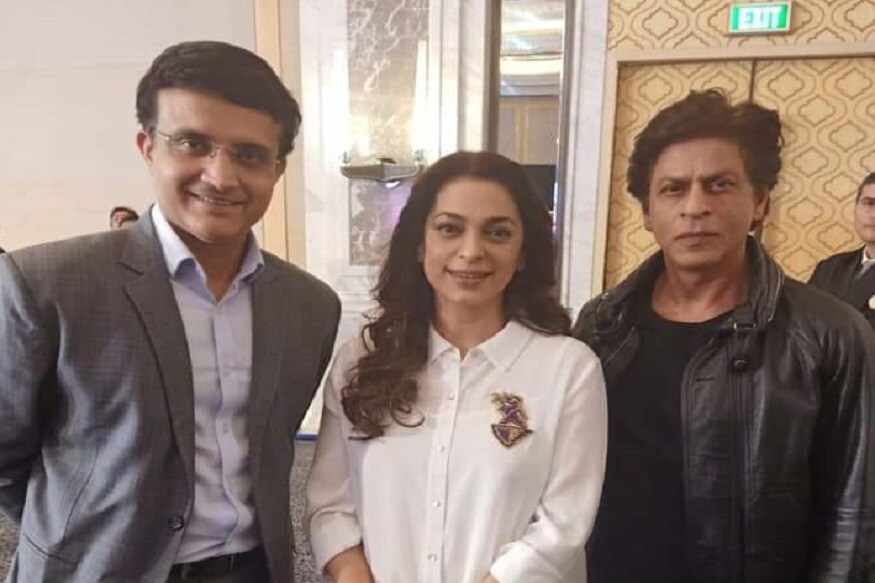 আইপিএলের নিলামে প্রতি বছরই কোনও না কোনও চমক থাকে ৷ এ বছরও তার অন্যথা হয়নি ৷ তবে এবার নিজেদের শহরে চমকটা দিল কলকাতা নাইট রাইডার্স ৷ রেকর্ড দামে অজি পেসার প্যাট কামিন্সকে তুলে নিল শাহরুখ খানের দল ৷ নিলামে কামিন্সকে নিতে নাইটরা যে ঝাঁপাবেন, তার একটা আভাস আগের থেকেই ছিল ৷ কিন্তু তাই বলে একজন পেসারের পিছনে ১৫.৫ কোটি টাকা অর্থব্যয়, অবিশ্বাস্য ! নিলামের শুরুতেই এদিন চমক দেয় কেকেআর। ম্যাকালামরা তুলে নেন দেড় কোটি টাকা বেস প্রাইজে থাকা ইংল্যান্ড অধিনায়ক ইয়ন মর্গ্যানকে। তবে মর্গ্যানকে নিতে গিয়ে দিল্লি ক্যাপিটালসের সঙ্গে লড়াই হয় কেকেআরের। শেষপর্যন্ত জয় হয় কিং খানের দলেরই ৷ মর্গ্যান এবং কামিন্স দু’জনেই কেকেআরে আগে খেলে গিয়েছেন ৷ দলের দুই পুরনো সদস্যকে আগামী আইপিএলে ফের দেখা যাবে কলকাতার হয়ে খেলতে ৷ তবে অধিনায়ক থাকছেন সেই দীনেশ কার্তিকই ৷ এক নজরে দেখে নিন ২০২০ আইপিএলের জন্য কেকেআর স্কোয়াড ৷ আইপিএলের নিলামে প্রতি বছরই কোনও না কোনও চমক থাকে ৷ এ বছরও তার অন্যথা হয়নি ৷ তবে এবার নিজেদের শহরে চমকটা দিল কলকাতা নাইট রাইডার্স ৷ রেকর্ড দামে অজি পেসার প্যাট কামিন্সকে তুলে নিল শাহরুখ খানের দল ৷ নিলামে কামিন্সকে নিতে নাইটরা যে ঝাঁপাবেন, তার একটা আভাস আগের থেকেই ছিল ৷ কিন্তু তাই বলে একজন পেসারের পিছনে ১৫.৫ কোটি টাকা অর্থব্যয়, অবিশ্বাস্য ! নিলামের শুরুতেই এদিন চমক দেয় কেকেআর। ম্যাকালামরা তুলে নেন দেড় কোটি টাকা বেস প্রাইজে থাকা ইংল্যান্ড অধিনায়ক ইয়ন মর্গ্যানকে। তবে মর্গ্যানকে নিতে গিয়ে দিল্লি ক্যাপিটালসের সঙ্গে লড়াই হয় কেকেআরের। শেষপর্যন্ত জয় হয় কিং খানের দলেরই ৷ মর্গ্যান এবং কামিন্স দু’জনেই কেকেআরে আগে খেলে গিয়েছেন ৷ দলের দুই পুরনো সদস্যকে আগামী আইপিএলে ফের দেখা যাবে কলকাতার হয়ে খেলতে ৷ তবে অধিনায়ক থাকছেন সেই দীনেশ কার্তিকই ৷ এক নজরে দেখে নিন ২০২০ আইপিএলের জন্য কেকেআর স্কোয়াড ৷