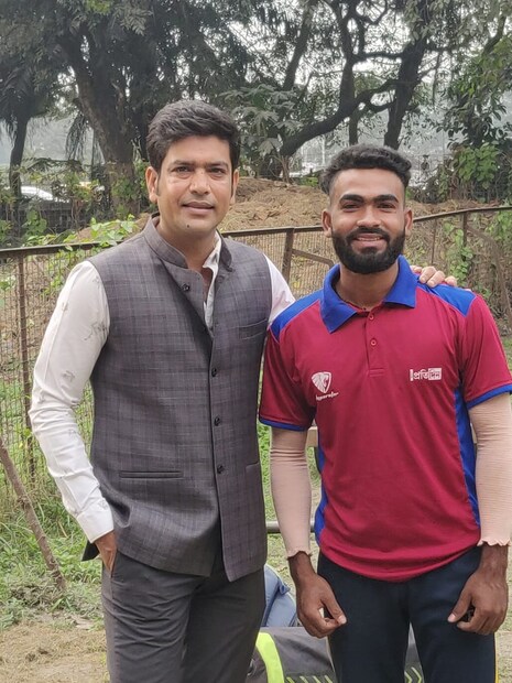  প্রসেনজিৎ দাস, অভিষেক দাসদের ভুলত্রুটি শুধরে দিলেন হাতে ধরে। ব্যাট হাতে দেখা গেল মন্ত্রীকে। বাংলার প্রাক্তন অধিনায়ক এর থেকে টিপস পেয়ে আপ্লুত ভবানীপুরের ক্রিকেটাররা। Photo and Story: Eeron Roy Barman