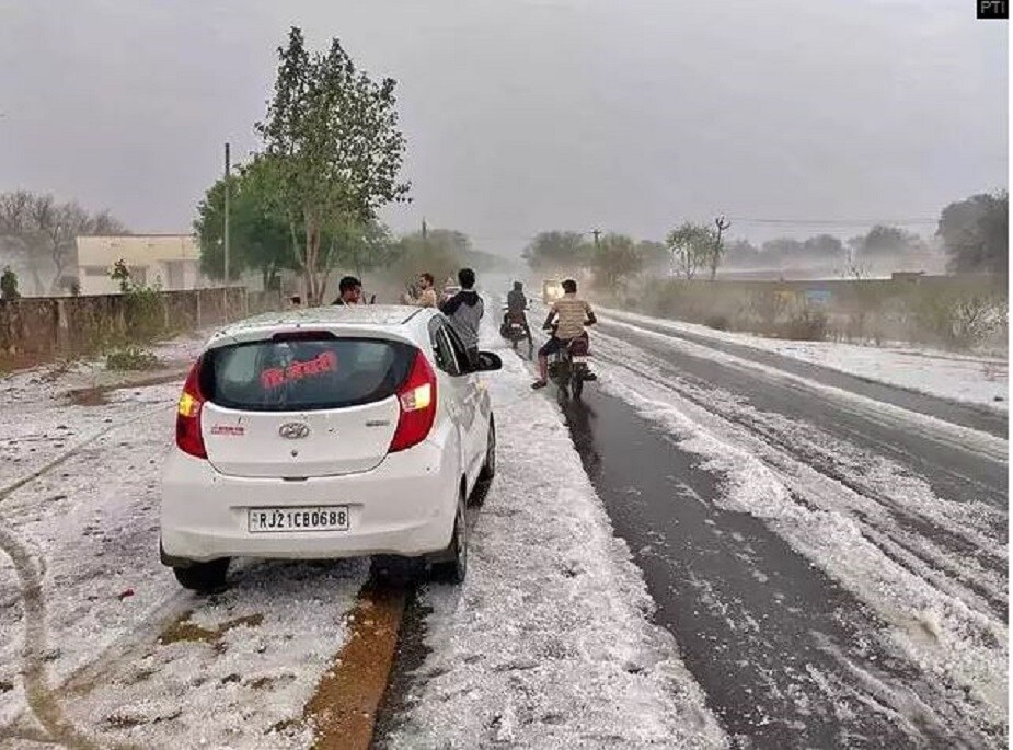 রাজস্থানের নাগৌর ঢেকে গেল পুরু বরফের চাদরে। নগৌরের ছাপড়ি, মওলাসকার, কিচাকে ভারী তুষারপাত, সাদা বরোভের আলোয়ান মুড়ি দিয়ে বিস্তীর্ণ অঞ্চল। রাজস্থানের নাগৌর ঢেকে গেল পুরু বরফের চাদরে। নগৌরের ছাপড়ি, মওলাসকার, কিচাকে ভারী তুষারপাত, সাদা বরোভের আলোয়ান মুড়ি দিয়ে বিস্তীর্ণ অঞ্চল।