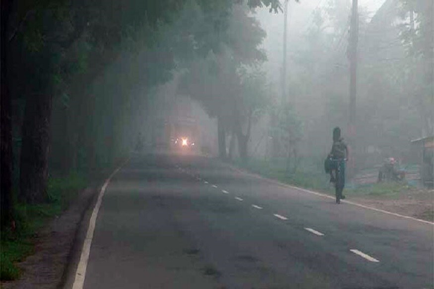 আজ কলকাতায় সকালে হালকা থেকে মাঝারি কুয়াশা পড়ে আংশিক মেঘলা আকাশ। রাতের তাপমাত্রা আজও স্বাভাবিক। ১.২ ডিগ্রি সেলসিয়াস। গতকাল দিনের সর্বোচ্চ তাপমাত্রা ছিল ২৩.৫ ডিগ্রি সেলসিয়াস যা স্বাভাবিকের ৩ ডিগ্রি নিচে। বাতাসে আদ্রতার পরিমাণ ৬১ থেকে ৯৭ শতাংশ । প্রতীকী ছবি ৷ আজ কলকাতায় সকালে হালকা থেকে মাঝারি কুয়াশা পড়ে আংশিক মেঘলা আকাশ। রাতের তাপমাত্রা আজও স্বাভাবিক। ১.২ ডিগ্রি সেলসিয়াস। গতকাল দিনের সর্বোচ্চ তাপমাত্রা ছিল ২৩.৫ ডিগ্রি সেলসিয়াস যা স্বাভাবিকের ৩ ডিগ্রি নিচে। বাতাসে আদ্রতার পরিমাণ ৬১ থেকে ৯৭ শতাংশ । প্রতীকী ছবি ৷