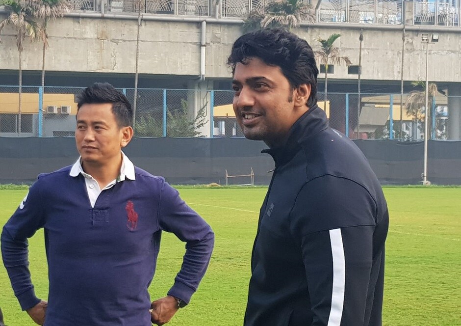 ফি-সকালে ফুটবল এখন নিত্যসঙ্গী সুপারস্টারের। কিন্তু রবিবারের সকালটা ছিল একেবারে অন্যরকম। ভারতীয় ফুটবলের জনককে নিয়ে সিনেমা বলে কথা। দেবের আমন্ত্রণে সিকিম থেকে কলকাতা উড়ে এসেছিলেন ভারতীয় ফুটবলের আইকন। সামনে দাঁড়িয়ে দেবের অনুশীলন দেখলেন। টুকরো টিপস দিলেন। বদলে দিলেন সুপারস্টারের প্লেয়িং স্টাইল। ফিরে যাওয়ার আগে গোলন্দাজ-এর টিমকে সিকিমে আমন্ত্রণও জানালেন পাহাড়ি ঝর্ণা। পাল্টা সৌজন্য দেখিয়ে ভাইচুং ভুটিয়াকে ধন্যবাদ দিলেন টলিউড সুপারস্টার। Photo- Paradip Ghosh ফি-সকালে ফুটবল এখন নিত্যসঙ্গী সুপারস্টারের। কিন্তু রবিবারের সকালটা ছিল একেবারে অন্যরকম। ভারতীয় ফুটবলের জনককে নিয়ে সিনেমা বলে কথা। দেবের আমন্ত্রণে সিকিম থেকে কলকাতা উড়ে এসেছিলেন ভারতীয় ফুটবলের আইকন। সামনে দাঁড়িয়ে দেবের অনুশীলন দেখলেন। টুকরো টিপস দিলেন। বদলে দিলেন সুপারস্টারের প্লেয়িং স্টাইল। ফিরে যাওয়ার আগে গোলন্দাজ-এর টিমকে সিকিমে আমন্ত্রণও জানালেন পাহাড়ি ঝর্ণা। পাল্টা সৌজন্য দেখিয়ে ভাইচুং ভুটিয়াকে ধন্যবাদ দিলেন টলিউড সুপারস্টার। Photo- Paradip Ghosh