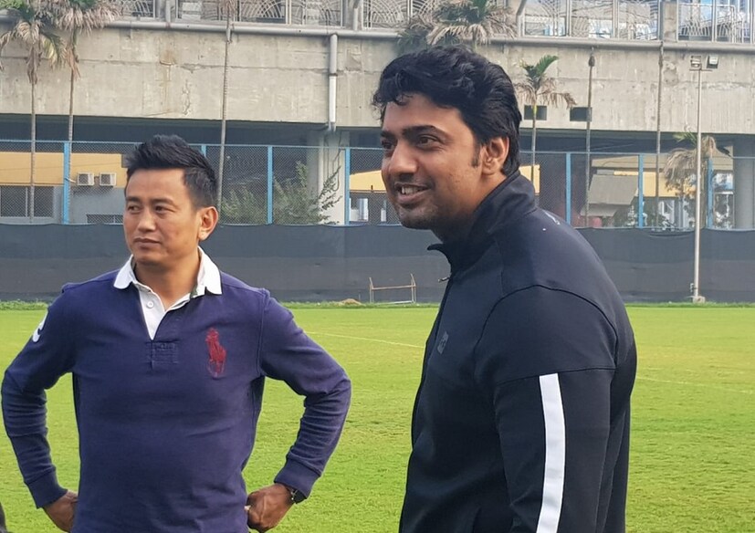 ফি-সকালে ফুটবল এখন নিত্যসঙ্গী সুপারস্টারের। কিন্তু রবিবারের সকালটা ছিল একেবারে অন্যরকম। ভারতীয় ফুটবলের জনককে নিয়ে সিনেমা বলে কথা। দেবের আমন্ত্রণে সিকিম থেকে কলকাতা উড়ে এসেছিলেন ভারতীয় ফুটবলের আইকন। সামনে দাঁড়িয়ে দেবের অনুশীলন দেখলেন। টুকরো টিপস দিলেন। বদলে দিলেন সুপারস্টারের প্লেয়িং স্টাইল। ফিরে যাওয়ার আগে গোলন্দাজ-এর টিমকে সিকিমে আমন্ত্রণও জানালেন পাহাড়ি ঝর্ণা। পাল্টা সৌজন্য দেখিয়ে ভাইচুং ভুটিয়াকে ধন্যবাদ দিলেন টলিউড সুপারস্টার। Photo- Paradip Ghosh