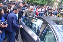 গাড়ি ঘিরে বিক্ষোভ, কালো পতাকা যাদবপুরের পড়ুয়াদের, গাড়ি থেকেই ট্যুইট ধনখড়ের