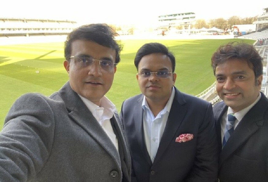 সৌরভের সঙ্গে হাজির বিসিসিআই সচিব জয় শাহ ও কোষাধক্ষ্য অরুণ ধুমল। দুই সতীর্থকে নিয়ে ছবি পোস্ট সৌরভের। সৌরভের সঙ্গে হাজির বিসিসিআই সচিব জয় শাহ ও কোষাধক্ষ্য অরুণ ধুমল। দুই সতীর্থকে নিয়ে ছবি পোস্ট সৌরভের।