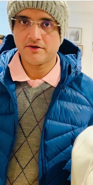 সৌরভের সঙ্গে ইংল্যান্ডে রয়েছে তার স্ত্রী ডোনা ও কন্যা সানা গঙ্গোপাধ্যায়। ক্রিকেটের কাজ মিটিয়ে পারিবারিক কিছু কাজও রয়েছে সৌরভের।  