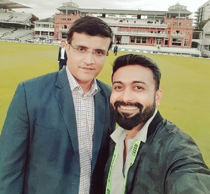 ফ্যানদের সঙ্গে সেলফি তুলতে দেখা যায় সৌরভকে। 
