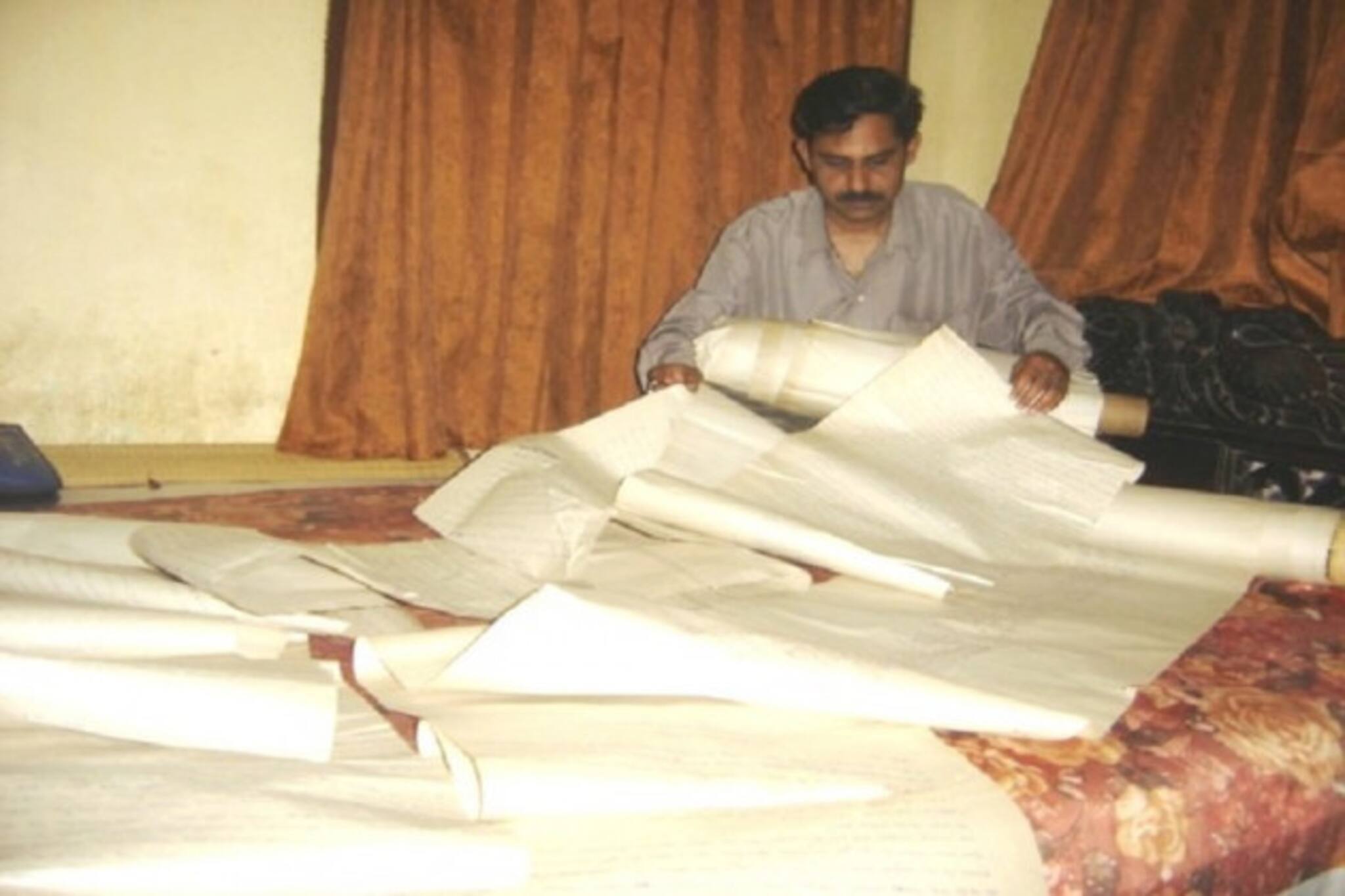 ১৯ বছর ধরে ৩২৭ ফুট কাগজ জুড়ে পারমিতাকে প্রেমপত্র লিখেছেন অনুপম!