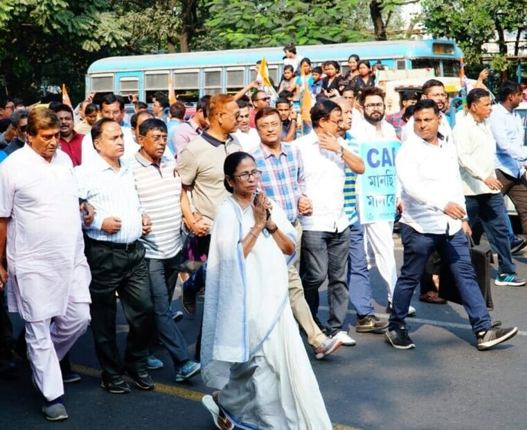 মেয়ো রোডের গান্ধি মূর্তি হয়ে মিছিল গেল জোড়াসাঁকো ঠাকুরবাড়ি পর্যন্ত ৷ Picture Courtesy- Sujit Nath