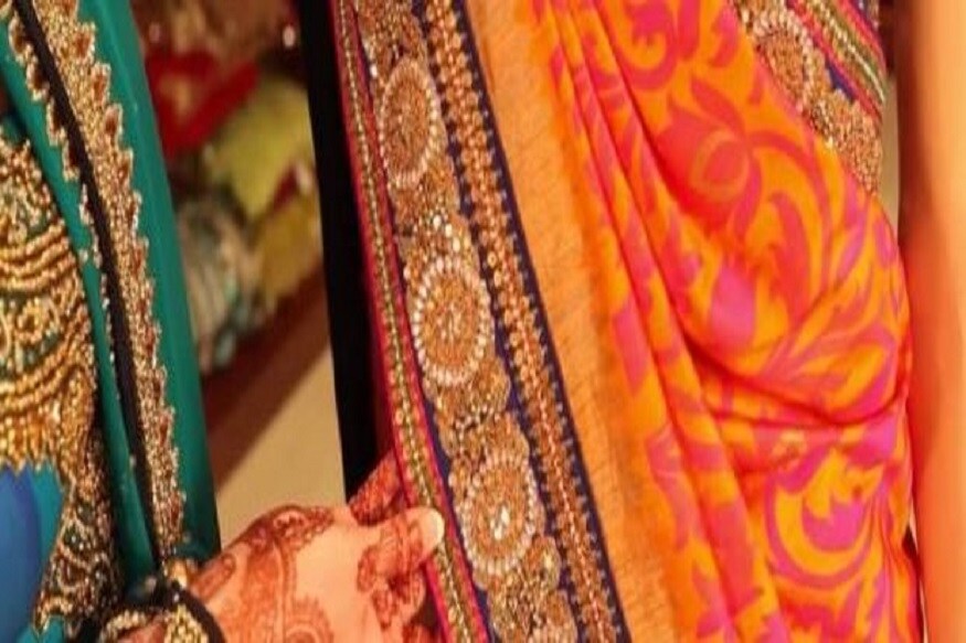 তবে দিলীপ নামের ওই ভদ্রলোক বিনীতা নামের মহিলার সঙ্গে আগে থেকে বিয়ে ছিল ৷ এই বিয়েটা হয়েছিল ৯ বছর আগে ৷ এই বিয়ে থেকে ওই দম্পতির তিনটি সন্তানও আছে ৷ Photo- Representive তবে দিলীপ নামের ওই ভদ্রলোক বিনীতা নামের মহিলার সঙ্গে আগে থেকে বিয়ে ছিল ৷ এই বিয়েটা হয়েছিল ৯ বছর আগে ৷ এই বিয়ে থেকে ওই দম্পতির তিনটি সন্তানও আছে ৷ Photo- Representive